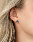 Zinzi 9mm gold plated zilveren oorstekers in klaver vorm met lichtblauwe kleursteen ZIO2662B - PansiteNederland.nl