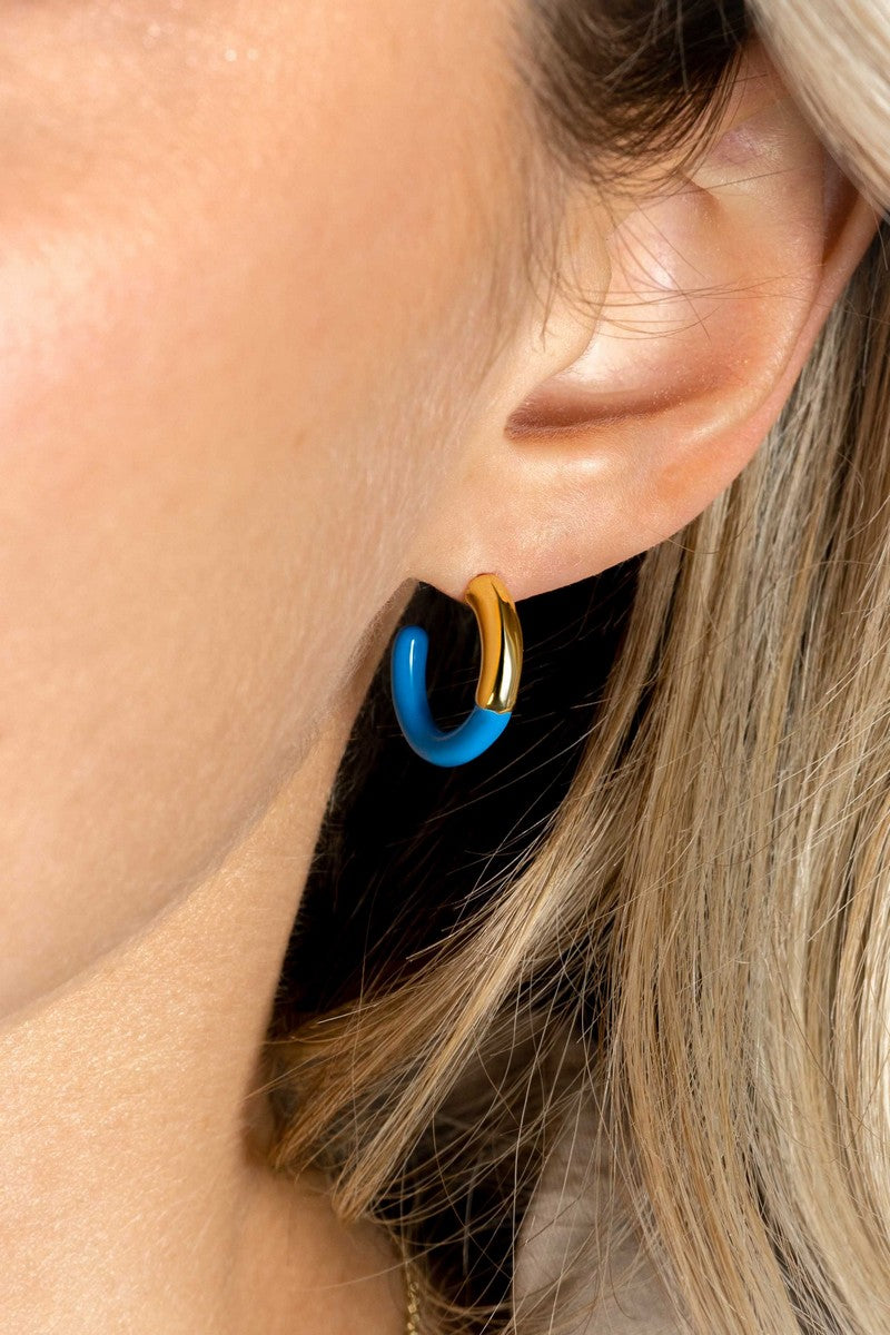 Zinzi gold plated zilveren trendy oorsieraden 16mm half emaille blauw ZIO2315B - PansiteNederland.nl