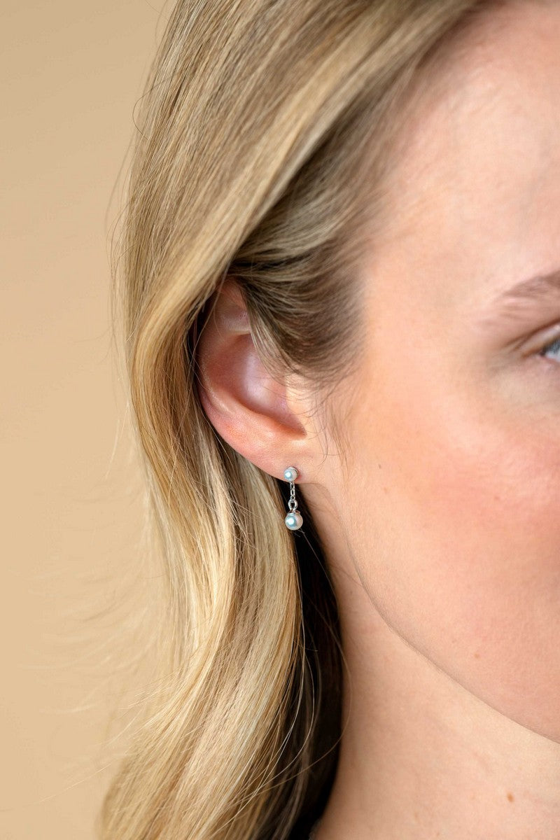 Zinzi 15mm zilveren parel oorstekers met schakelkettinkje en ronde witte glasparel van 4mm ZIO2623 - PansiteNederland.nl