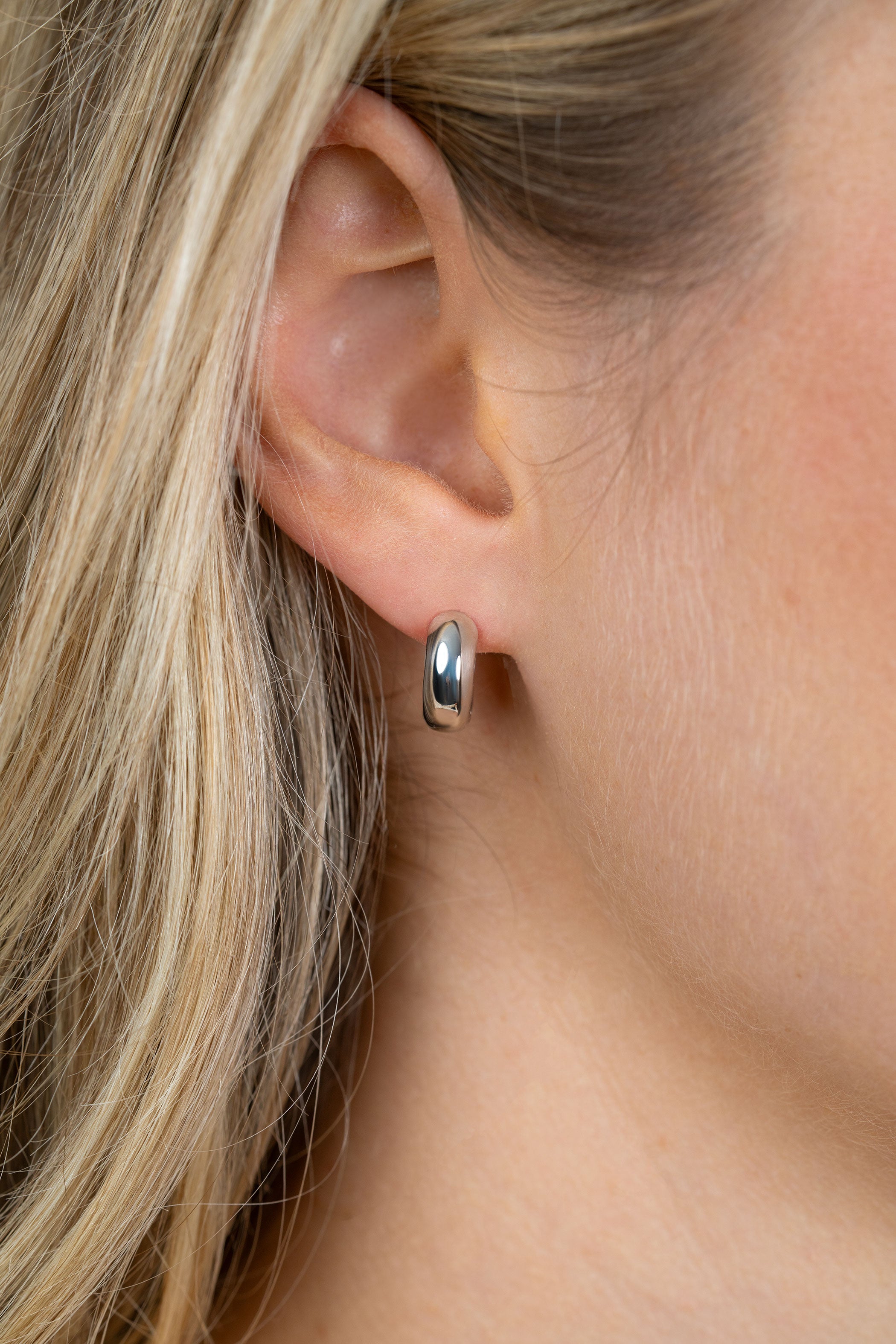 13,5mm ZINZI zilveren gladde oorbellen met brede ronde buis 5mm met luxe klapsluiting - ZIO2791