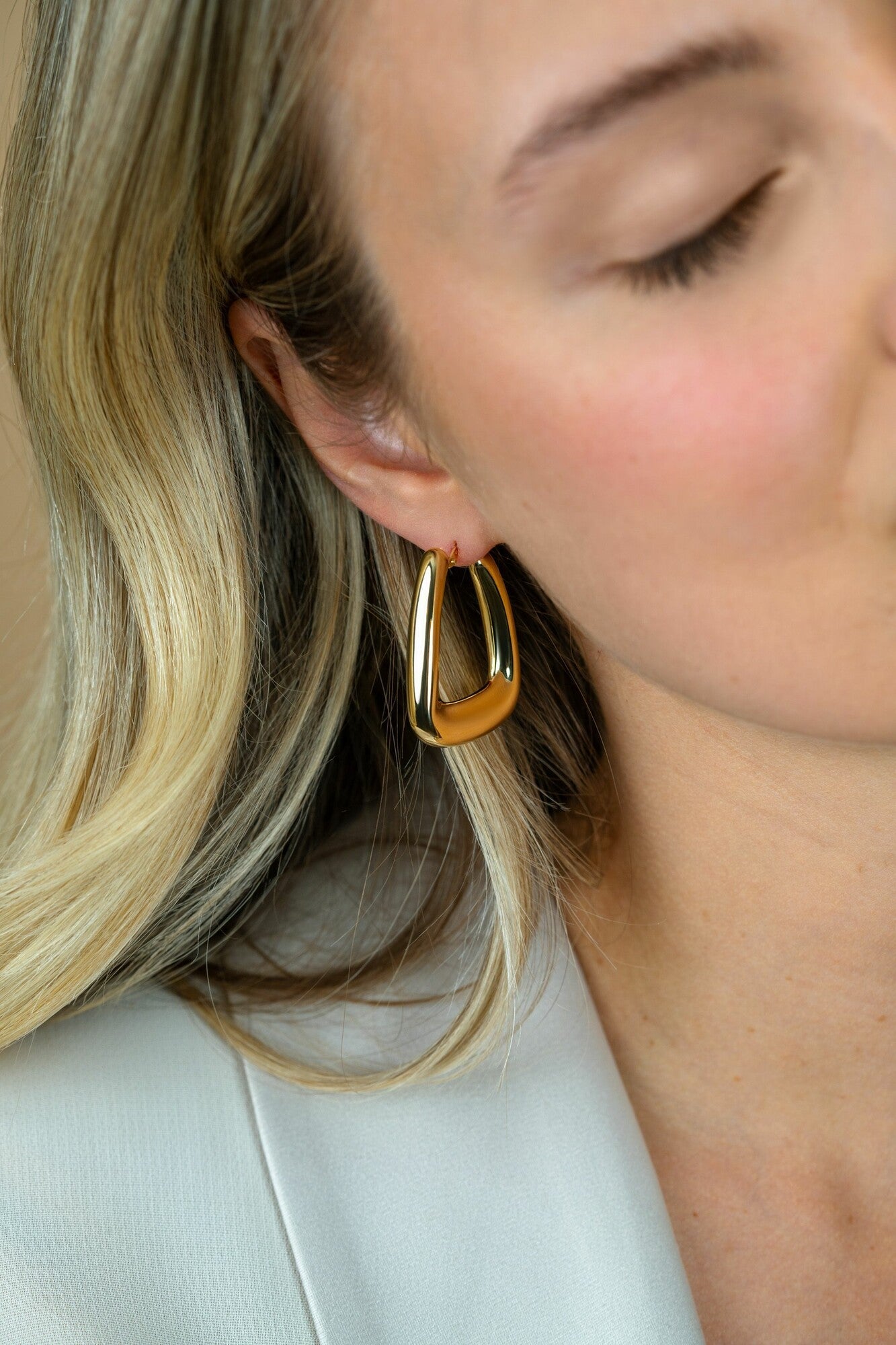 ZINZI gold plated zilveren oorringen met brede buis en rechthoekig model, handige bovensluiting 33mm ZIO2748G - PansiteNederland.nl