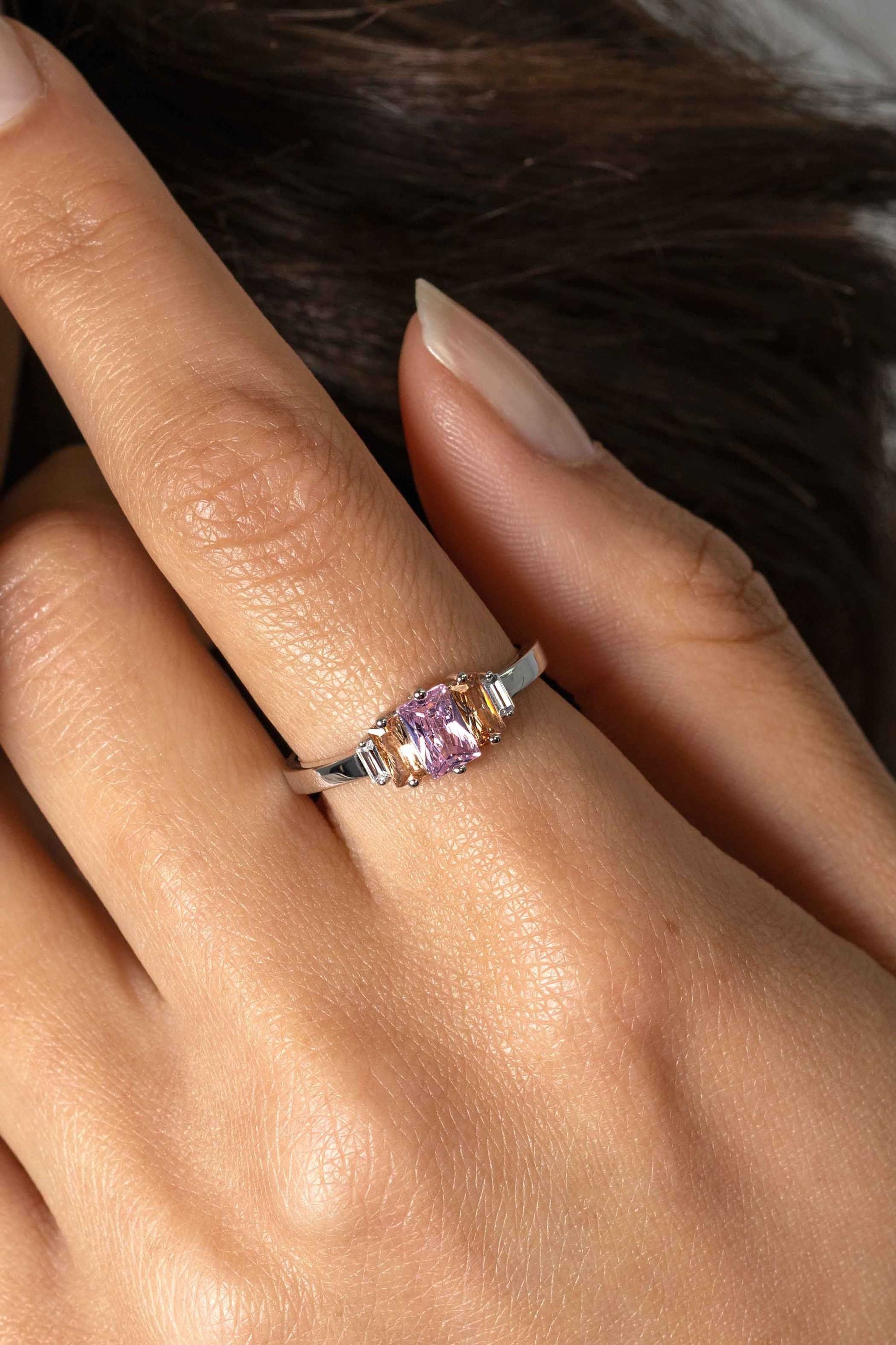 ZINZI zilveren ring, bezet met baguette geslepen zirkonia's in de kleuren wit, champagne en roze ZIR2490 - PansiteNederland.nl