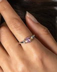 ZINZI zilveren ring, bezet met baguette geslepen zirkonia's in de kleuren wit, champagne en roze ZIR2490 - PansiteNederland.nl