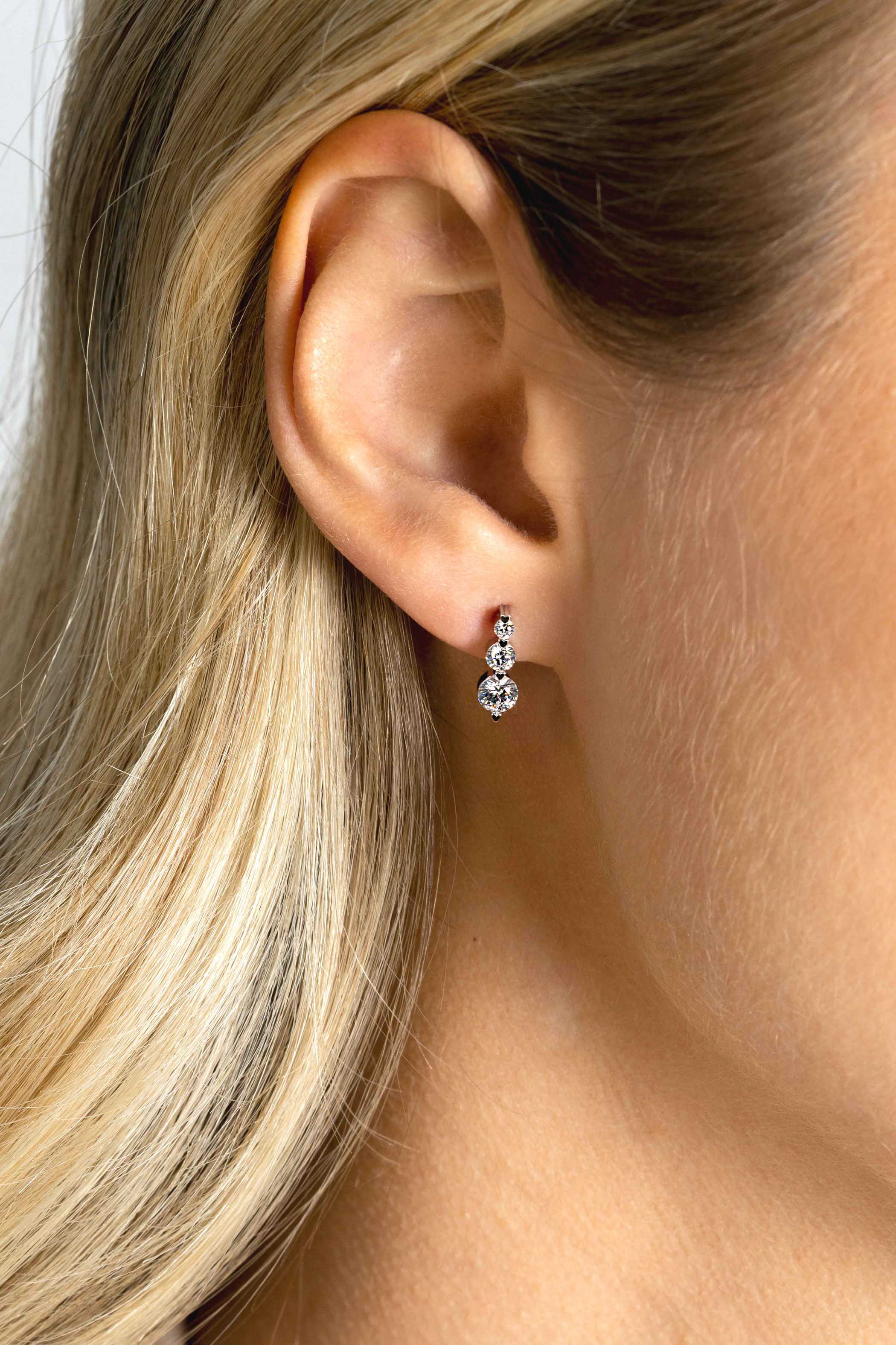 11mm ZINZI zilveren oorbellen, bezet met drie ronde witte zirconia's in oplopend formaat - ZIO2439