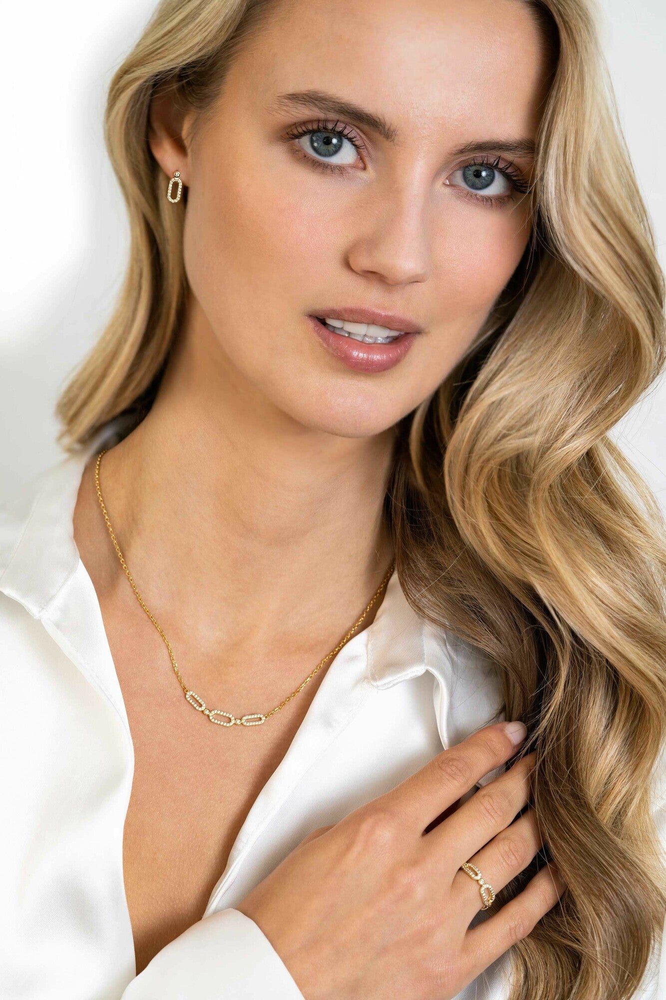 ZINZI gold plated zilveren oorstekers (13mm) met een open ovale vorm bezet met witte zirkonia's ZIO2398Y - PansiteNederland.nl