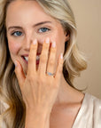 ZINZI zilveren verlovingsring met grote ovale witte zirkonia (7mm) en kleinere zirkonia's, met klein hartje aan de zijkant ZIR2698 - PansiteNederland.nl