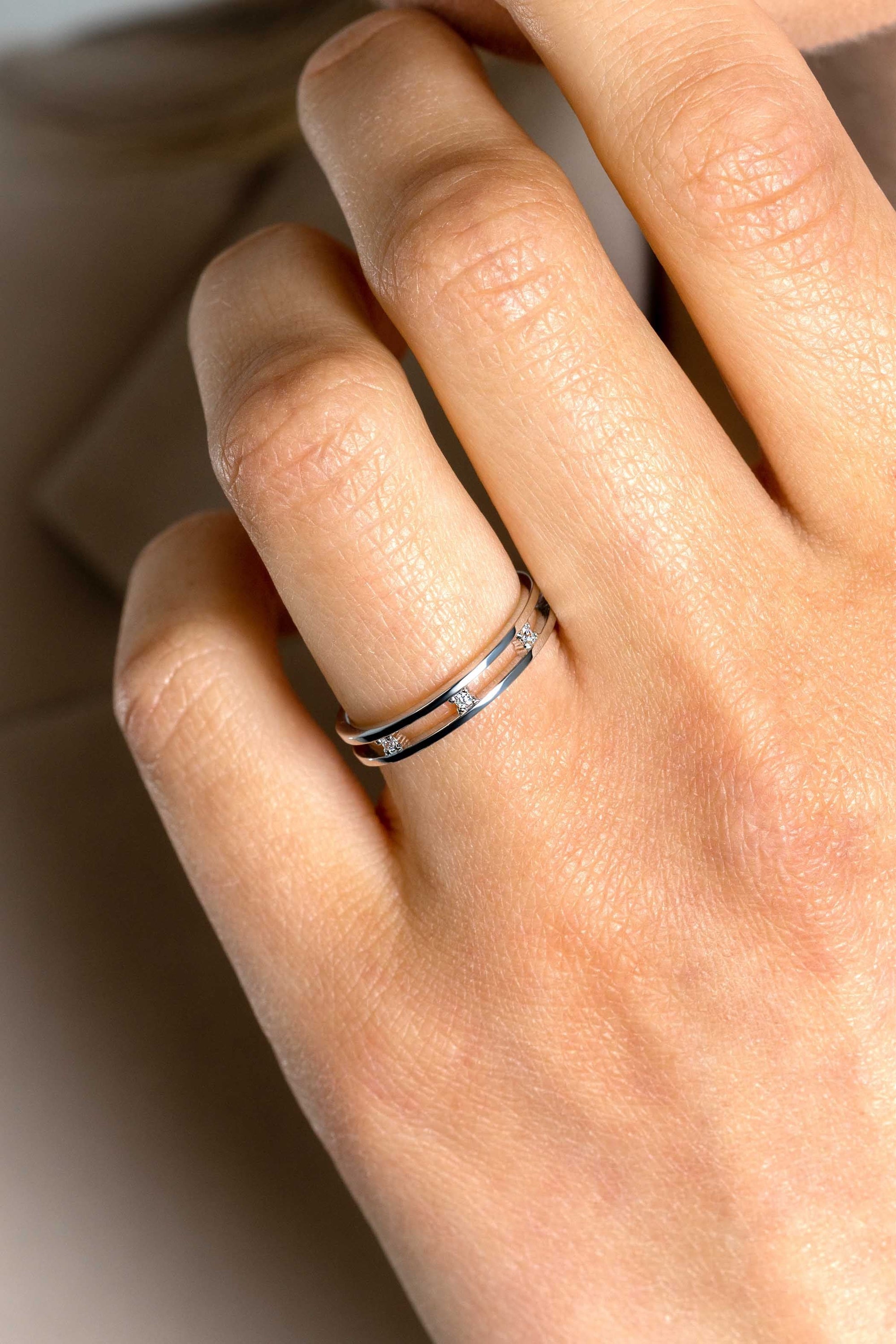 ZINZI zilveren multi-look ring, met de look van twee smalle ringen waartussen drie witte zirkonia's zijn bevestigd ZIR2451 - PansiteNederland.nl