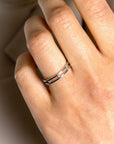 ZINZI zilveren multi-look ring, met de look van twee smalle ringen waartussen drie witte zirkonia's zijn bevestigd ZIR2451 - PansiteNederland.nl