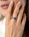 ZINZI zilveren cross-over ring met gladde banen en ronde zettingen met witte zirkonia ZIR2571 - PansiteNederland.nl