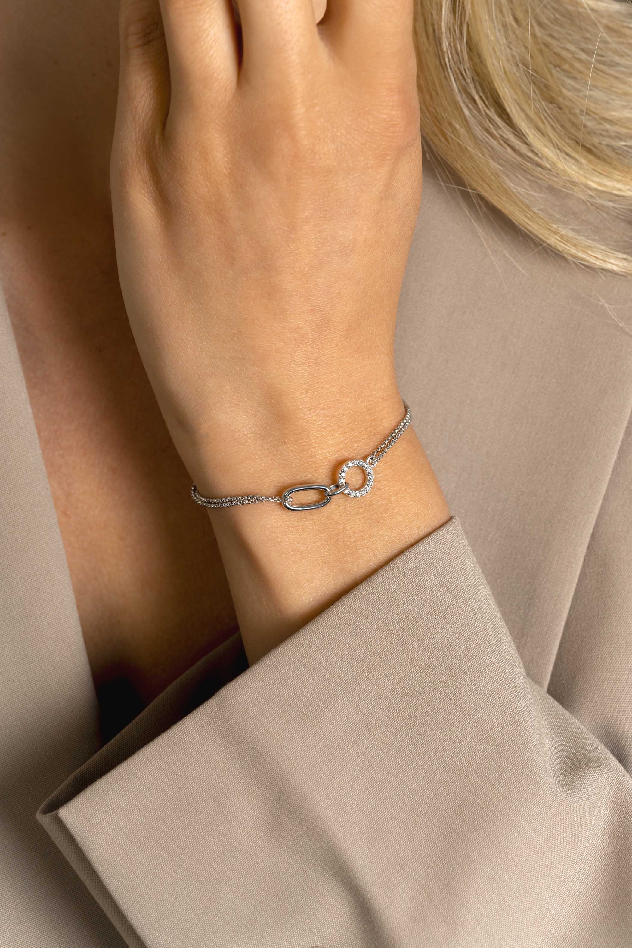 ZINZI zilveren multi-look armband met twee kettinkjes, verbonden aan een ovale schakel en open rondje bezet met witte