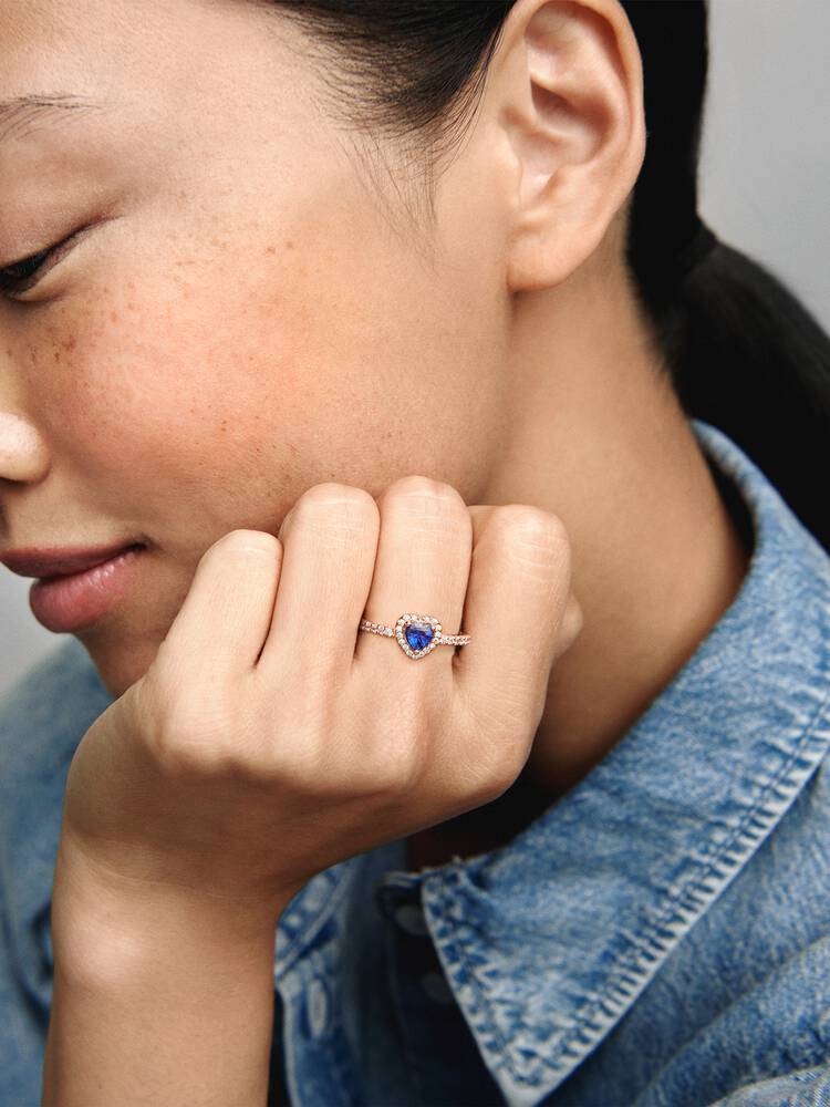 Pandora Sparkling Blue Elevated Heart Ring roségoudverguld 188421C01