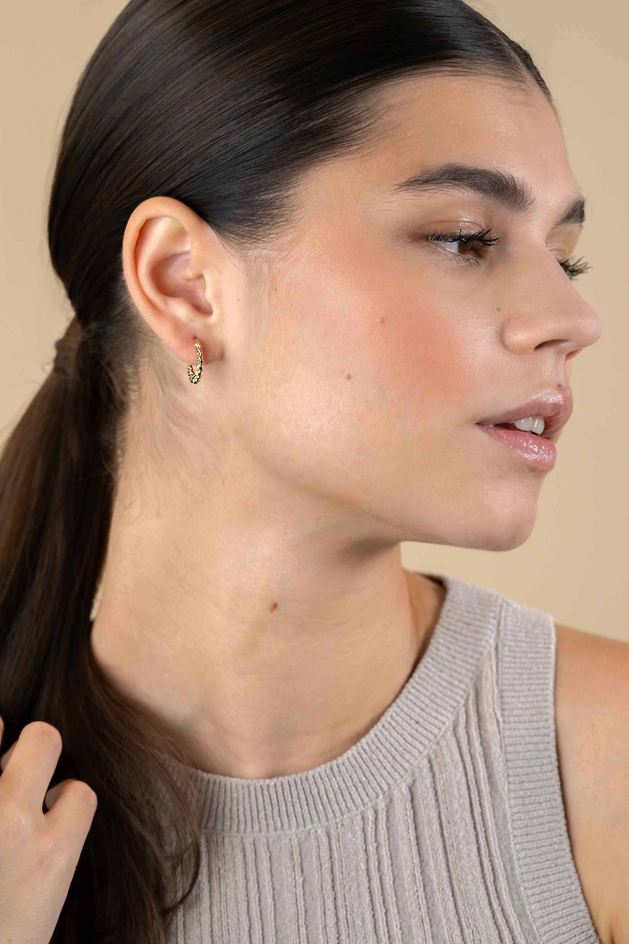 ZINZI gold plated zilveren oorbellen, vanaf zijkant gourmette schakel zichtbaar, 2mm breed, met luxe klapsluiting 17mm