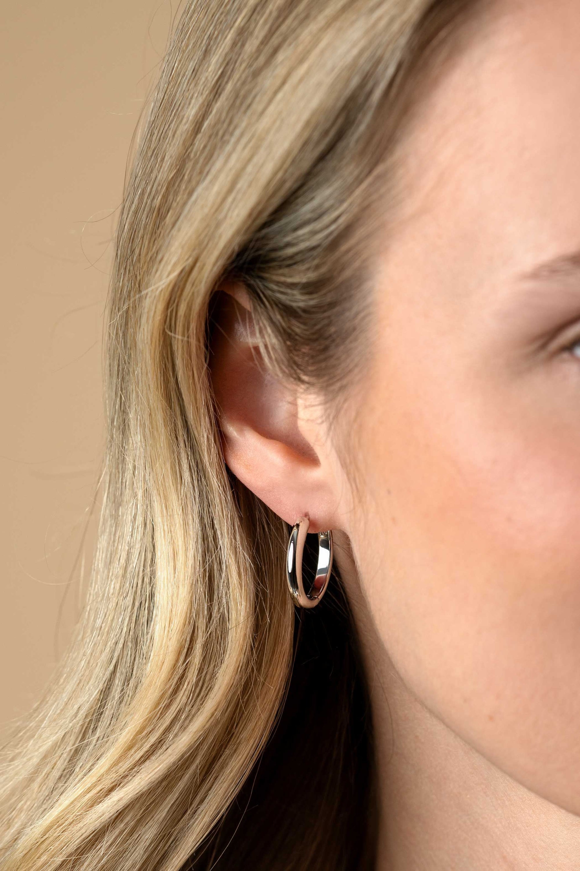 Zinzi zilveren oorringen gladde met ronde buis 3mm met luxe klapsluiting 20mm – ZIO2602 - PansiteNederland.nl