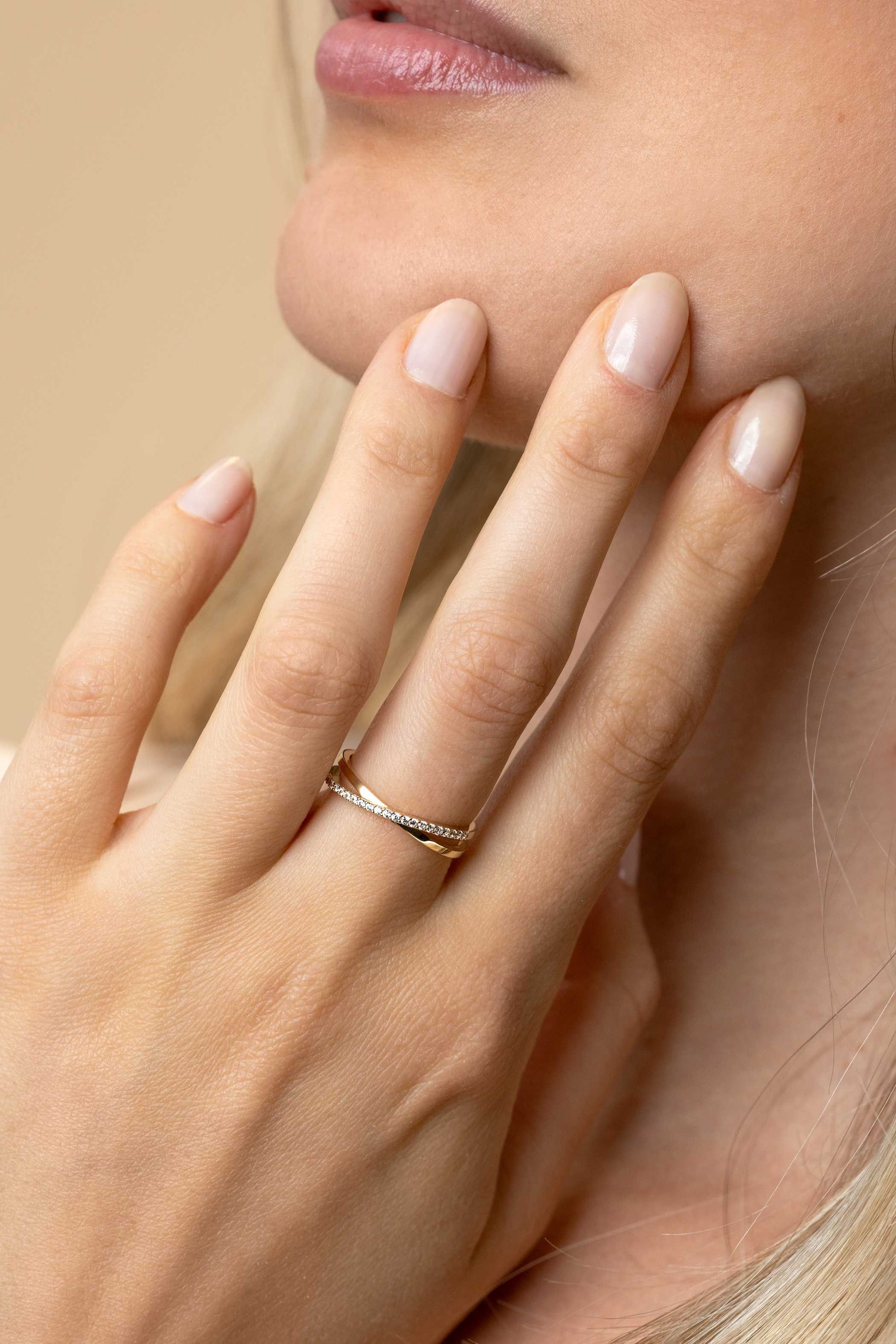 ZINZI Gold 14 krt gouden ring met cross-over design: glad en bezet met witte zirkonia's ZGR469 - PansiteNederland.nl