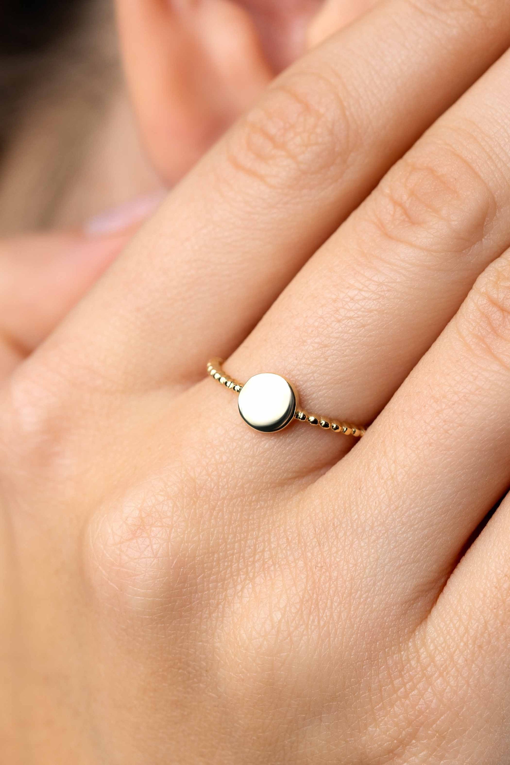 ZINZI Gold 14 krt gouden ring met bolletjes scheen en glanzend rond plaatje van 6,5mm ZGR399 - PansiteNederland.nl