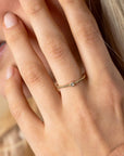 ZINZI Gold 14 krt gouden ring met gedraaide scheen en bezet met een ronde witte zirkonia in bolletjes zetting van 3mm ZGR481 - PansiteNederland.nl