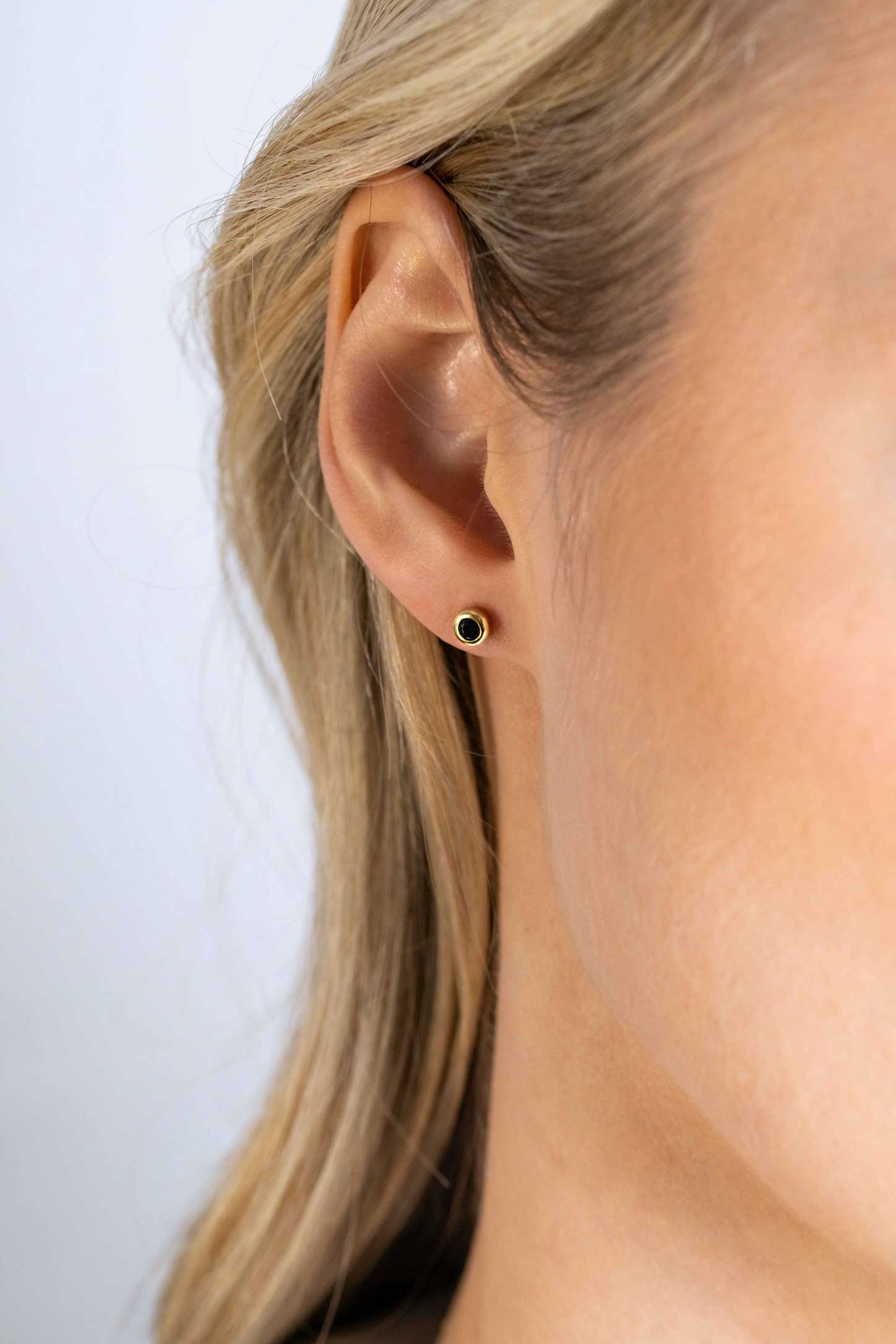 4mm ZINZI gold plated zilveren oorknoppen rond zwart oorbellen - ZIO1177ZG