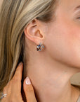 ZINZI zilveren multi-look oorringen met 3 rijen, bezet met blauwe kleurstenen en witte zirkonia's 10mm breed met luxe klapsluiting 16mm ZIO2646B - PansiteNederland.nl