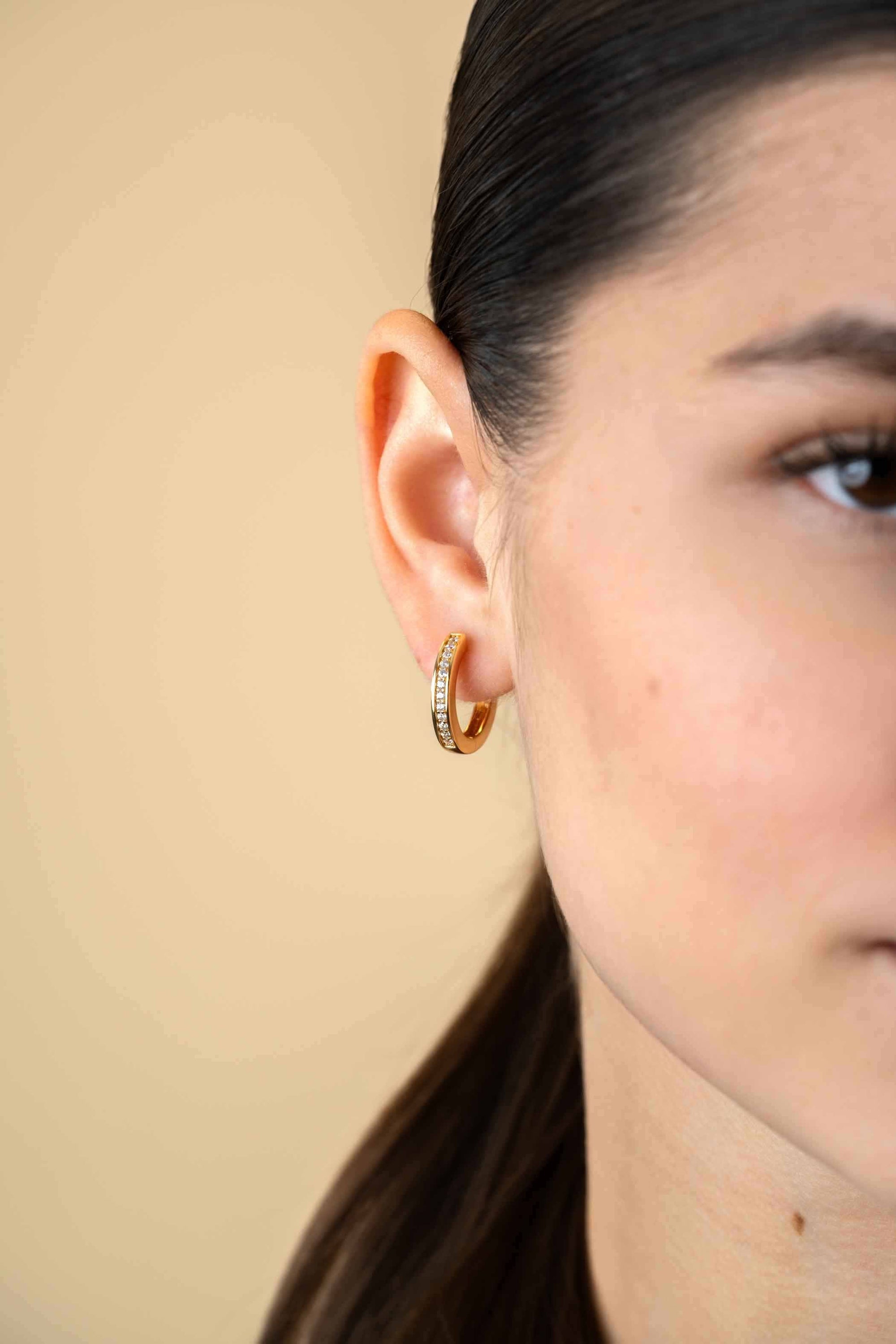 ZINZI gold plated zilveren oorringen met witte zirkonia's en luxe klapsluiting, buisdikte 3mm x 20mm ZIO190Y - PansiteNederland.nl