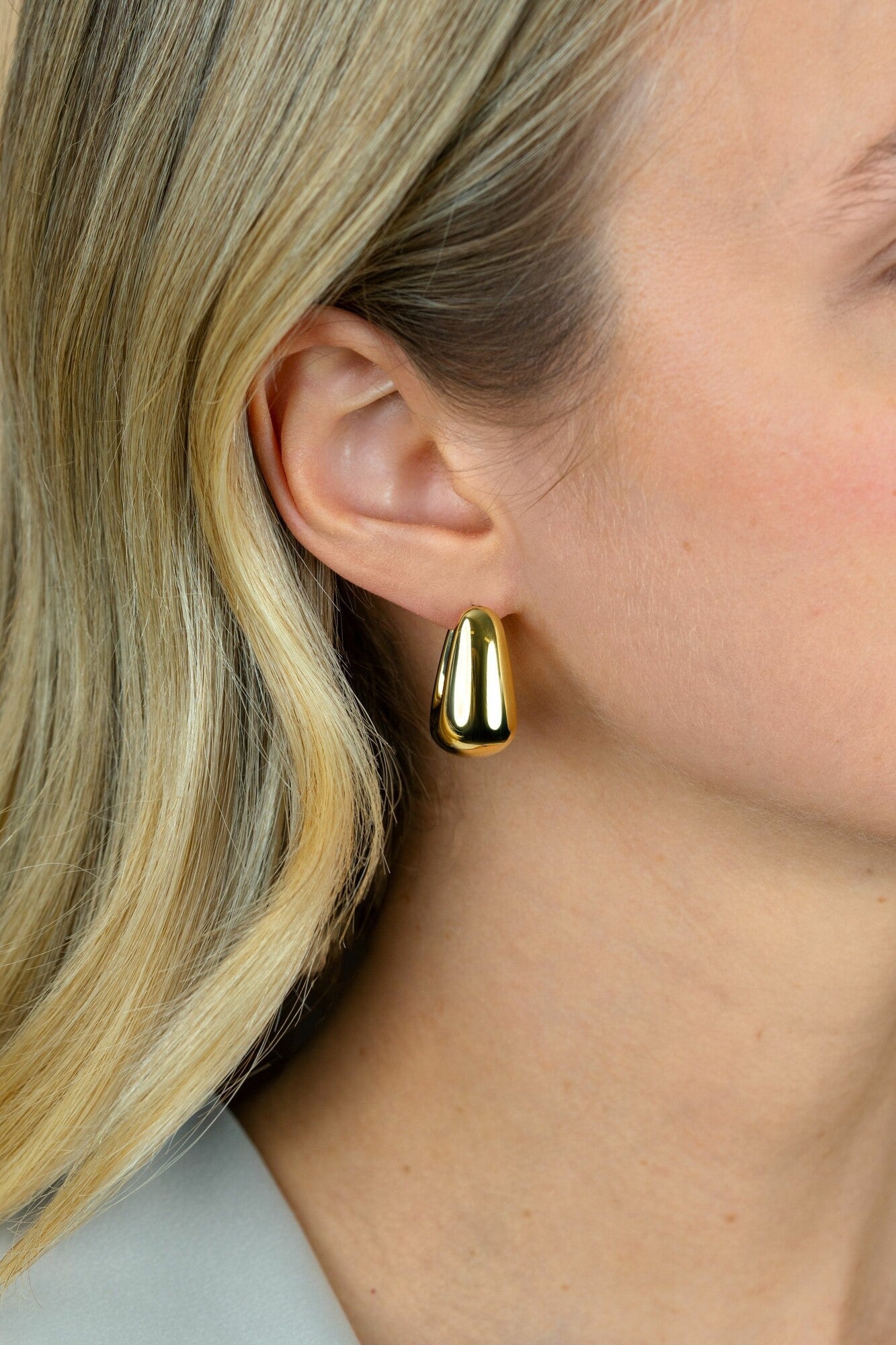 ZINZI gold plated zilveren oorringen met brede buis, vierkante look en handige bovensluiting 24mm ZIO2747G - PansiteNederland.nl