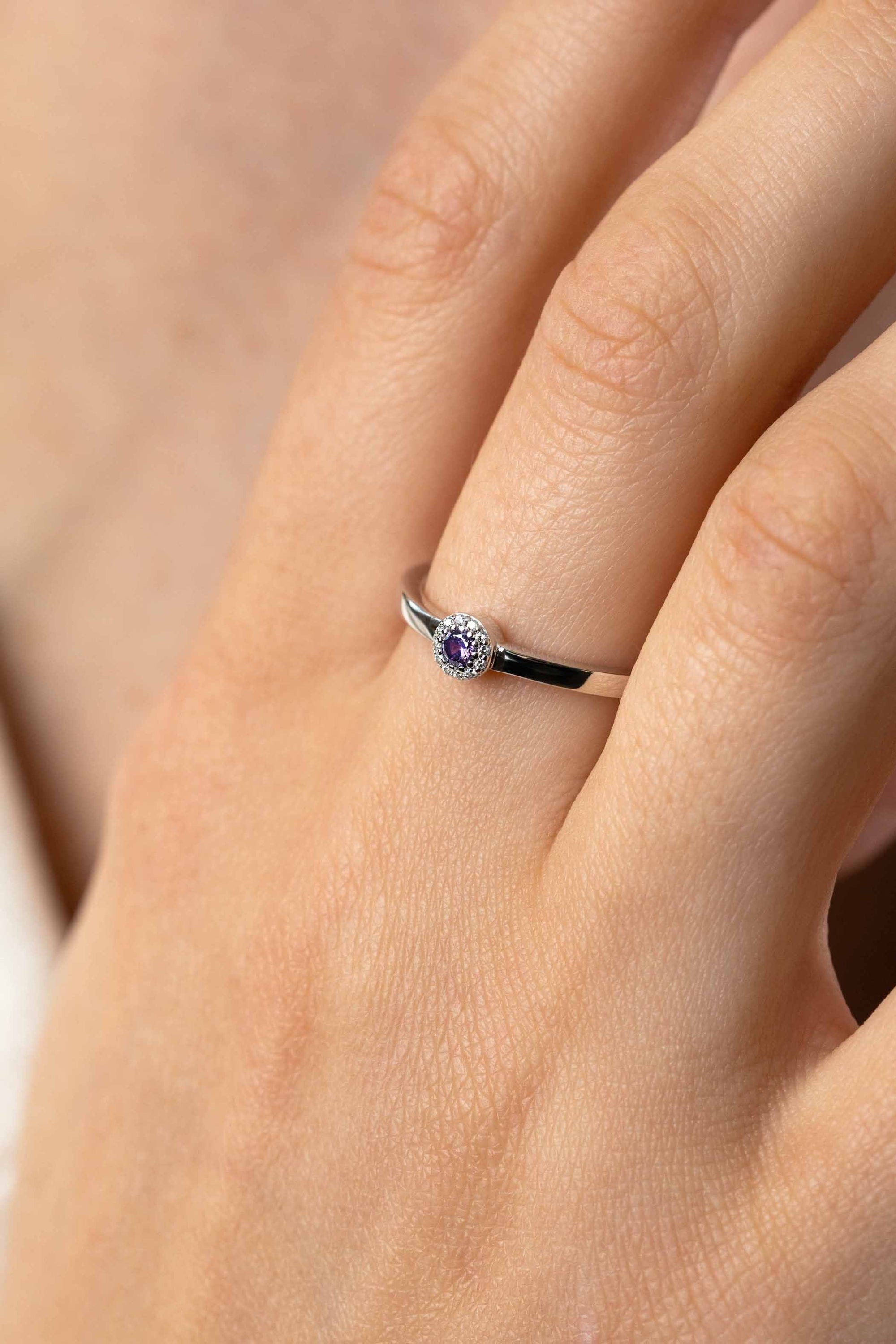 ZINZI zilveren ring ronde zetting met paarse kleursteen en rondom witte zirkonia's 4,5mm breed ZIR2561 - PansiteNederland.nl