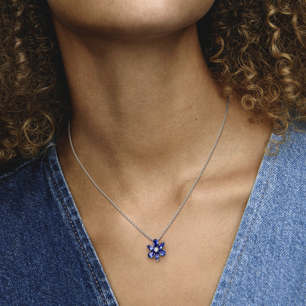 Pandora Sprankelende Blauwe Herbarium Cluster Ketting met Hanger zilver 392387C02