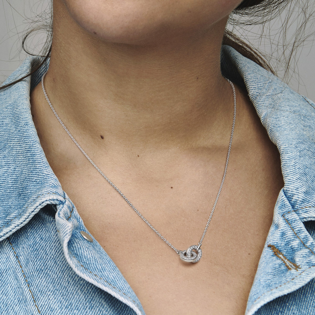 Pandora Signature verstrengelde pavé halsketting met hanger zilver 392736C01