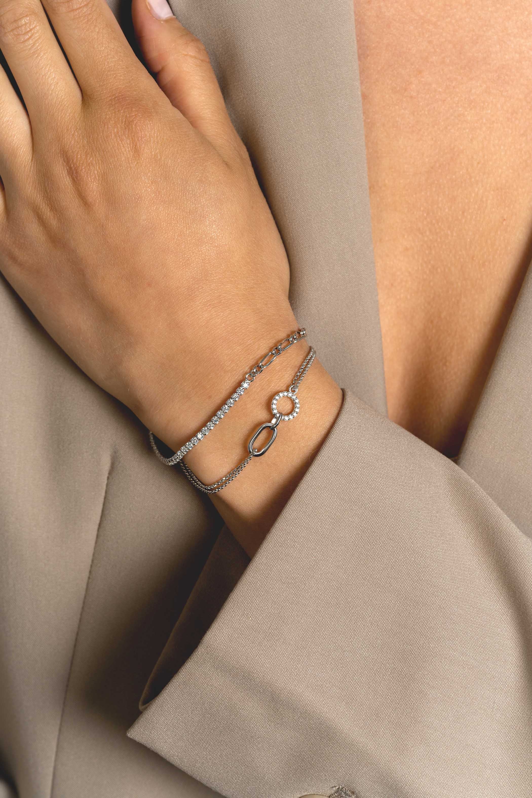 ZINZI zilveren multi-look armband met twee kettinkjes, verbonden aan een ovale schakel en open rondje bezet met witte