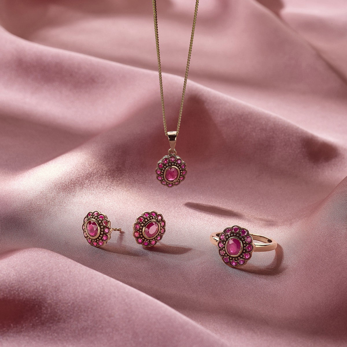 Hanger robijn 14K geelgoud