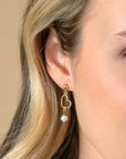ZINZI gold plated zilveren oorstekers met open hartje en bungelend witte zoetwaterparel 30mm ZIO2642 - PansiteNederland.nl