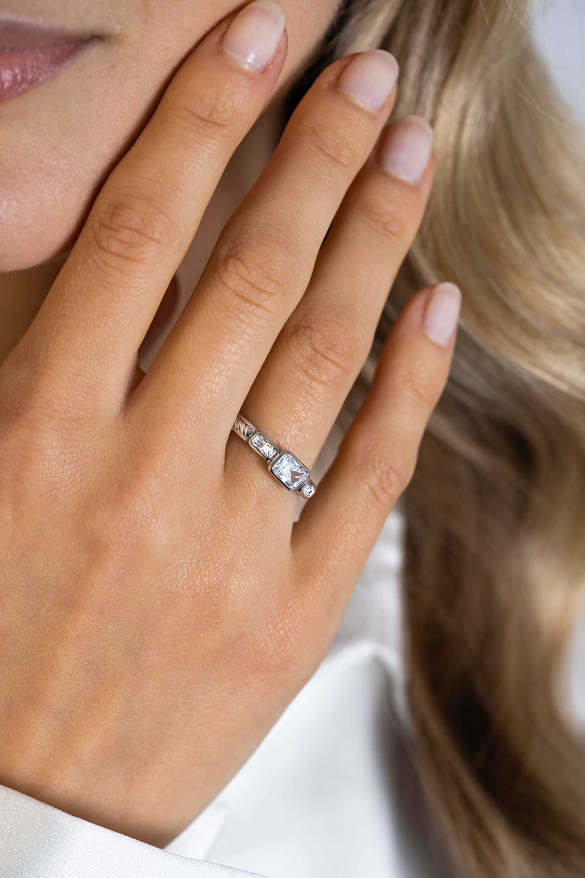 ZINZI zilveren elegante ring, met drie rechthoekige zirkonia's en een scheen met gedraaide bewerking ZIR2396 - PansiteNederland.nl