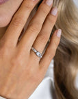 ZINZI zilveren elegante ring, met drie rechthoekige zirkonia's en een scheen met gedraaide bewerking ZIR2396 - PansiteNederland.nl