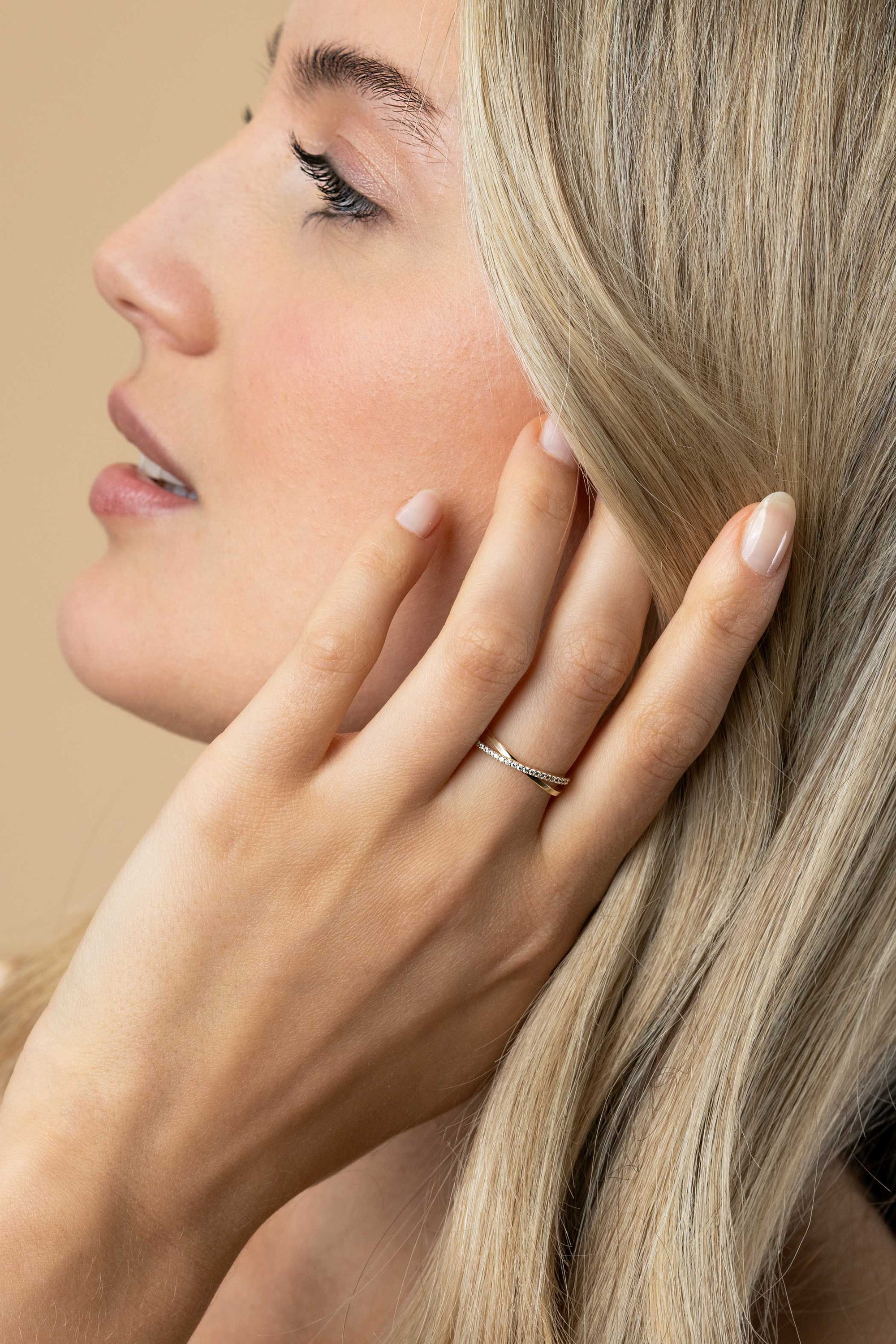 ZINZI Gold 14 krt gouden ring met cross-over design: glad en bezet met witte zirkonia's ZGR469 - PansiteNederland.nl