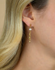 ZINZI gold plated zilveren oorstekers met druppels en witte zoetwaterparels 37mm ZIO2753 - PansiteNederland.nl