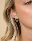 ZINZI gold plated zilveren multi-look oorringen met 3 rijen, bezet met groene kleurstenen en witte zirkonia's 10mm breed met luxe klapsluiting 16mm ZIO2646G - PansiteNederland.nl