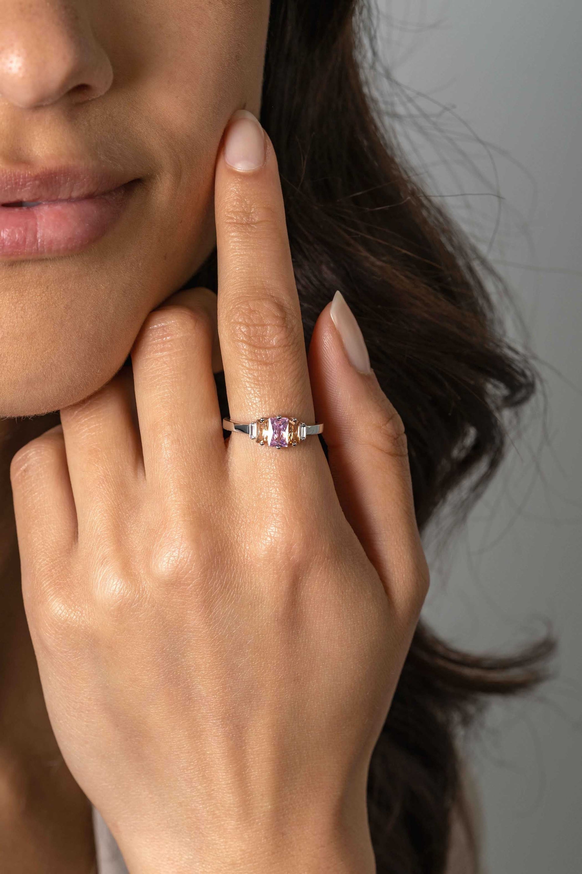 ZINZI zilveren ring, bezet met baguette geslepen zirkonia's in de kleuren wit, champagne en roze ZIR2490 - PansiteNederland.nl