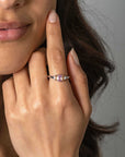 ZINZI zilveren ring, bezet met baguette geslepen zirkonia's in de kleuren wit, champagne en roze ZIR2490 - PansiteNederland.nl
