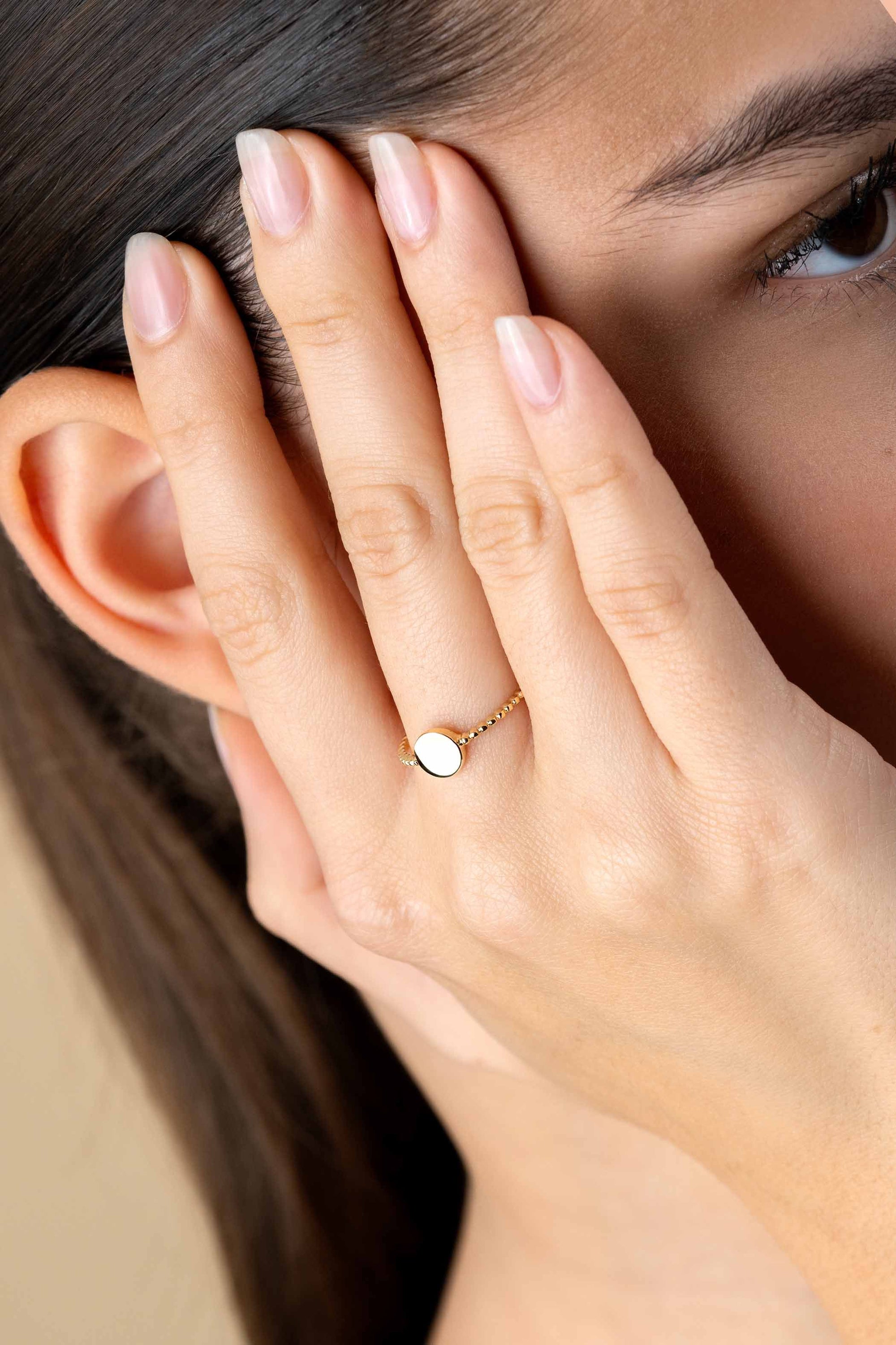 ZINZI Gold 14 krt gouden ring met bolletjes scheen en glanzend rond plaatje van 6,5mm ZGR399 - PansiteNederland.nl