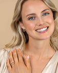 ZINZI gold plated zilveren multi-look ring (9mm breed) met 3 rijen, bezet met groene kleurstenen en witte zirkonia's ZIR2646G - PansiteNederland.nl