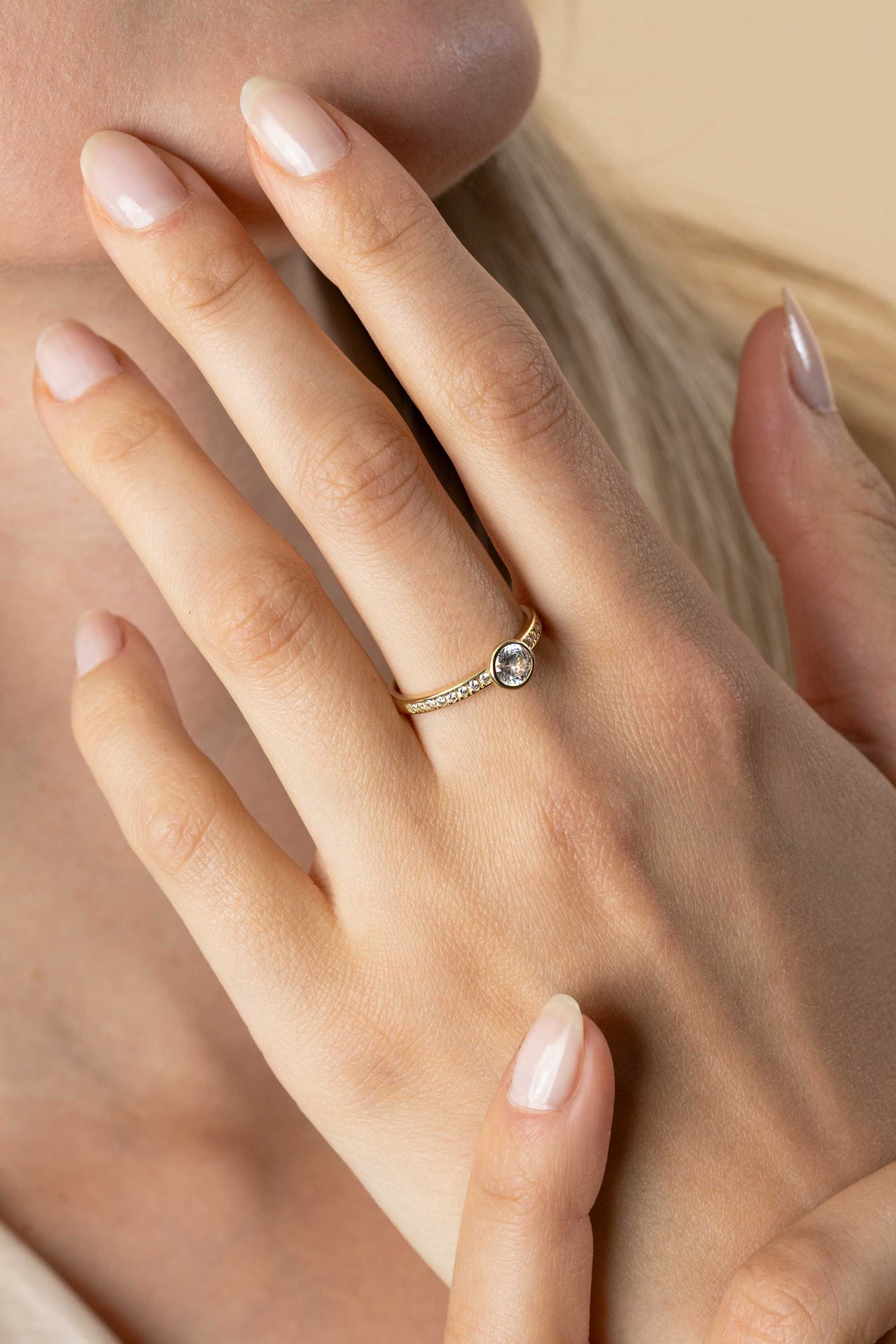 ZINZI Gold 14 krt gouden ring met witte zirkonia's in de scheen en opvallende ronde zetting in het midden ZGR463 - PansiteNederland.nl