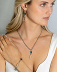 ZINZI zilveren fantasie schakel armband met ovale schakel, bezet met witte zirkonia's en twee groenachtig blauwe (petrol) kleurstenen in vierpootszetting 18-21cm ZIA2487