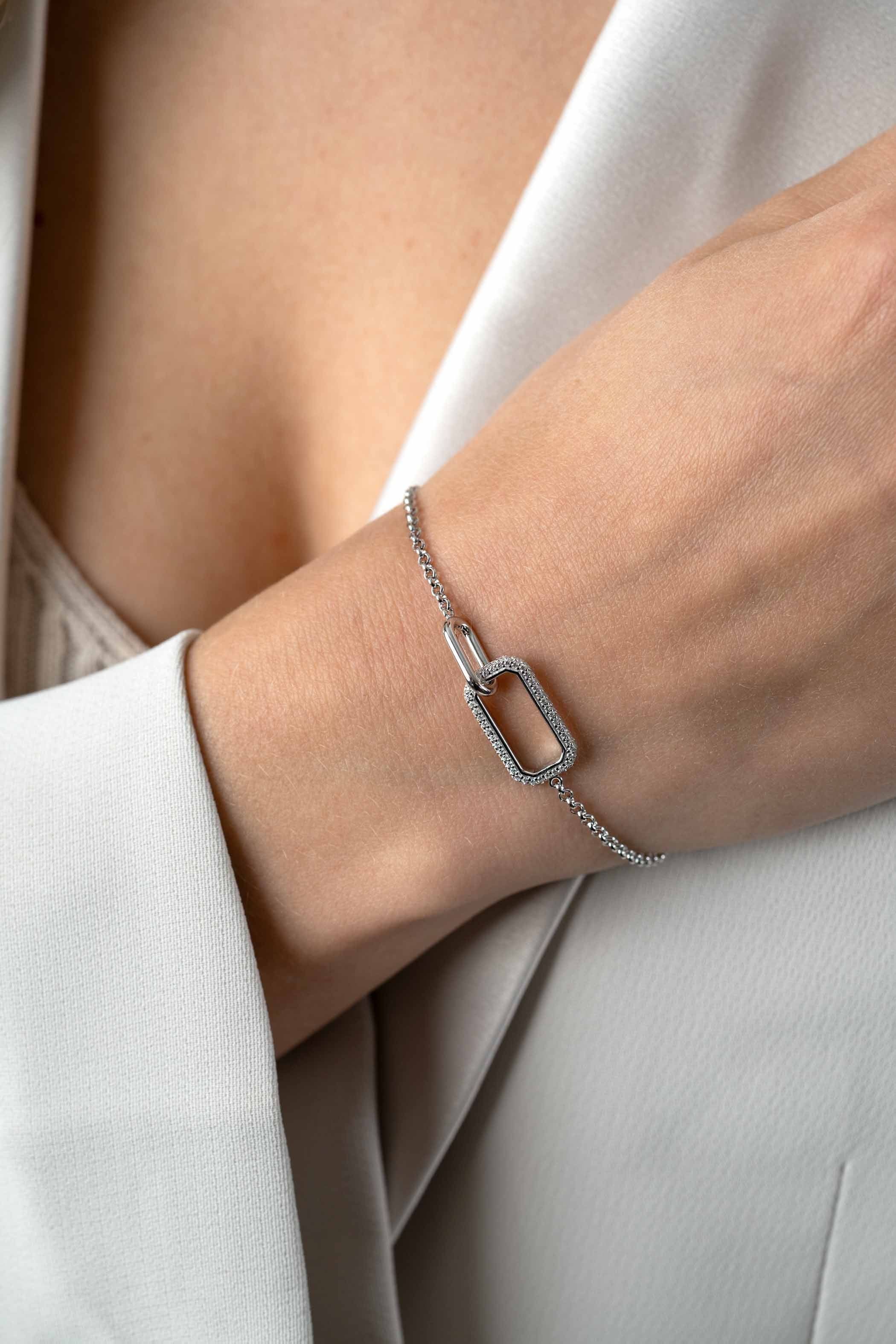 ZINZI zilveren armband met twee verbonden schakels: een rechthoekige bezet met witte zirconia's en een gladde ovale schakel
