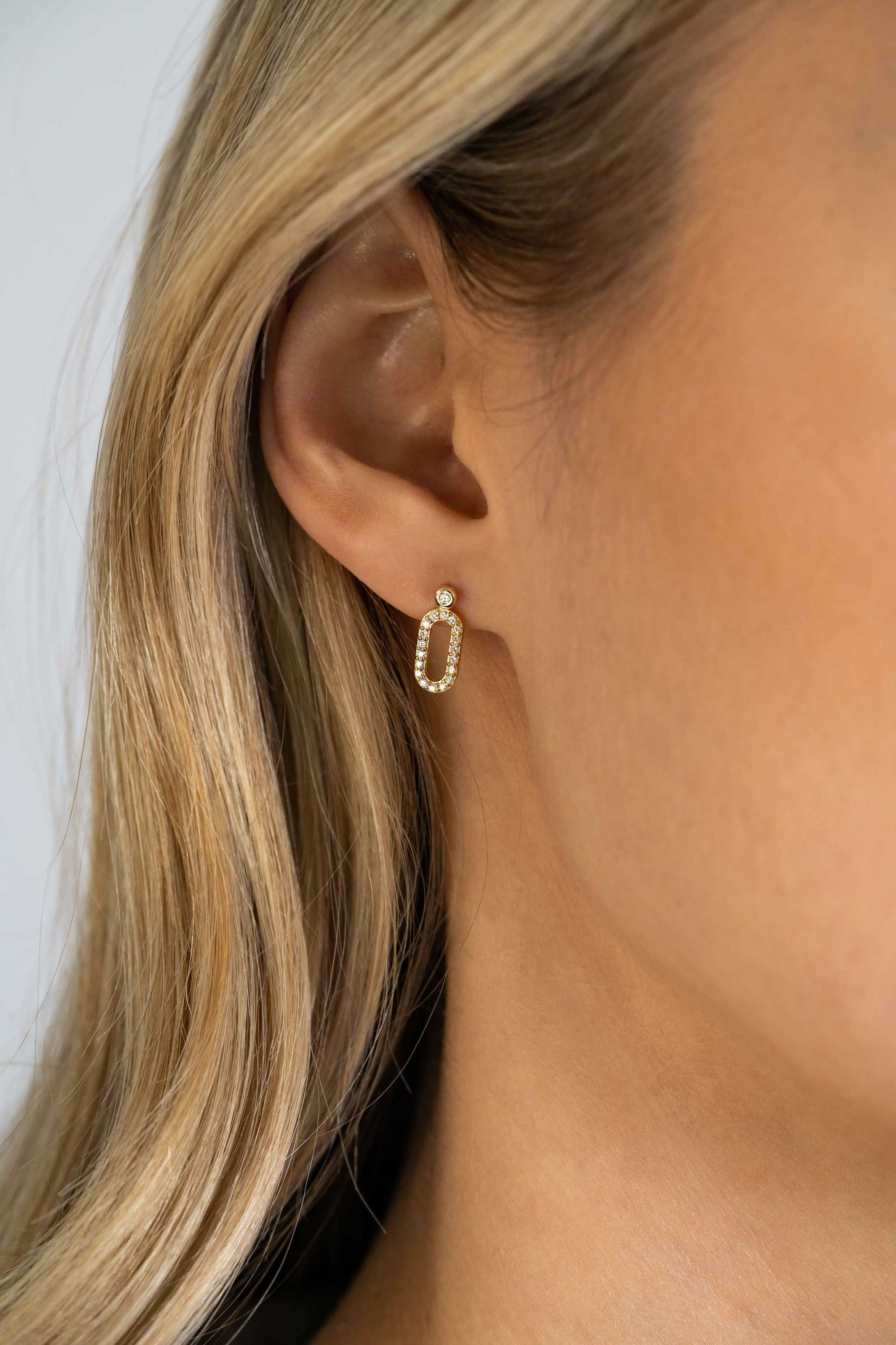 ZINZI gold plated zilveren oorstekers (13mm) met een open ovale vorm bezet met witte zirkonia's ZIO2398Y - PansiteNederland.nl
