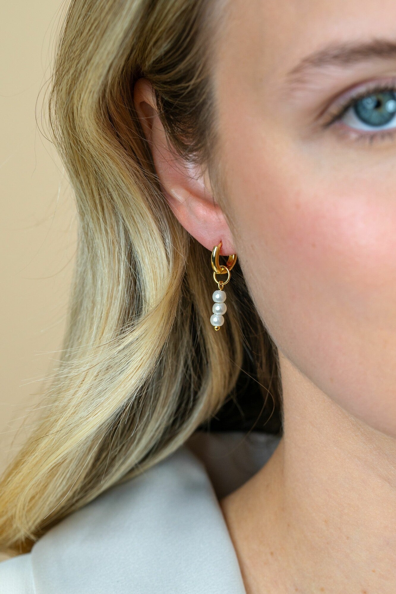 ZINZI gold plated zilveren oorbedels met 3 witte pareltjes 12mm ZICH2734Y (zonder oorringen) - PansiteNederland.nl