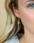 ZINZI gold plated zilveren oorbedels met 3 witte pareltjes 12mm ZICH2734Y (zonder oorringen) - PansiteNederland.nl