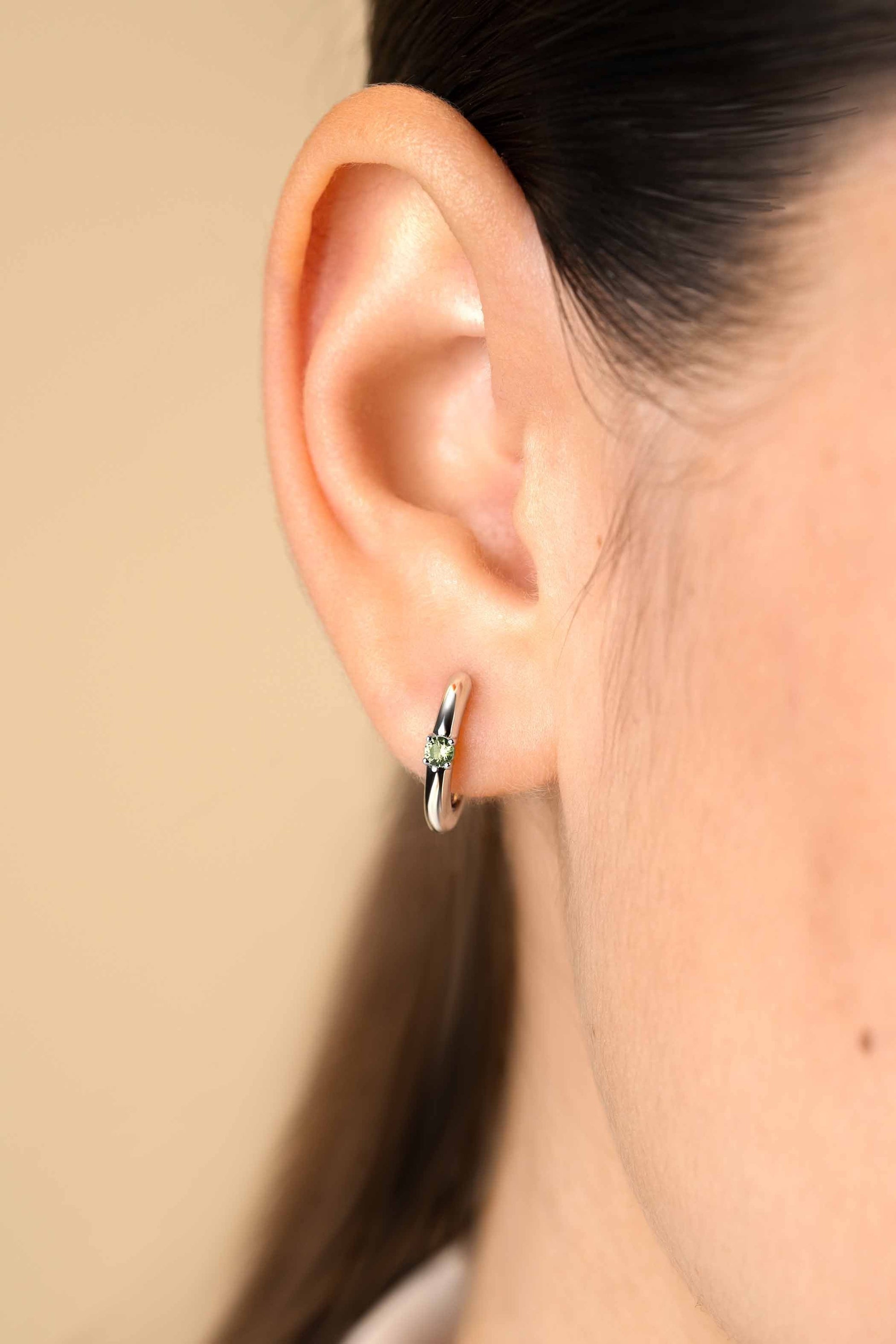 Zinzi oorringen AUGUSTUS zilver met geboortesteen groen peridoot zirkonia 13mm ZICRZ-AUG - PansiteNederland.nl