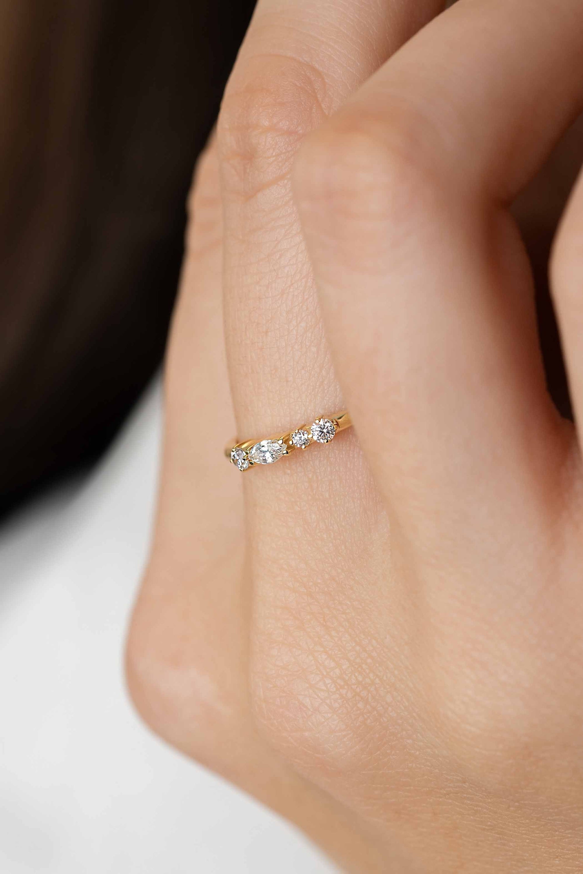 ZINZI Gold 14 krt gouden fantasie ring bezet met vierkante en peervormige witte zirkonia's (2,5mm breed) ZGR464 - PansiteNederland.nl