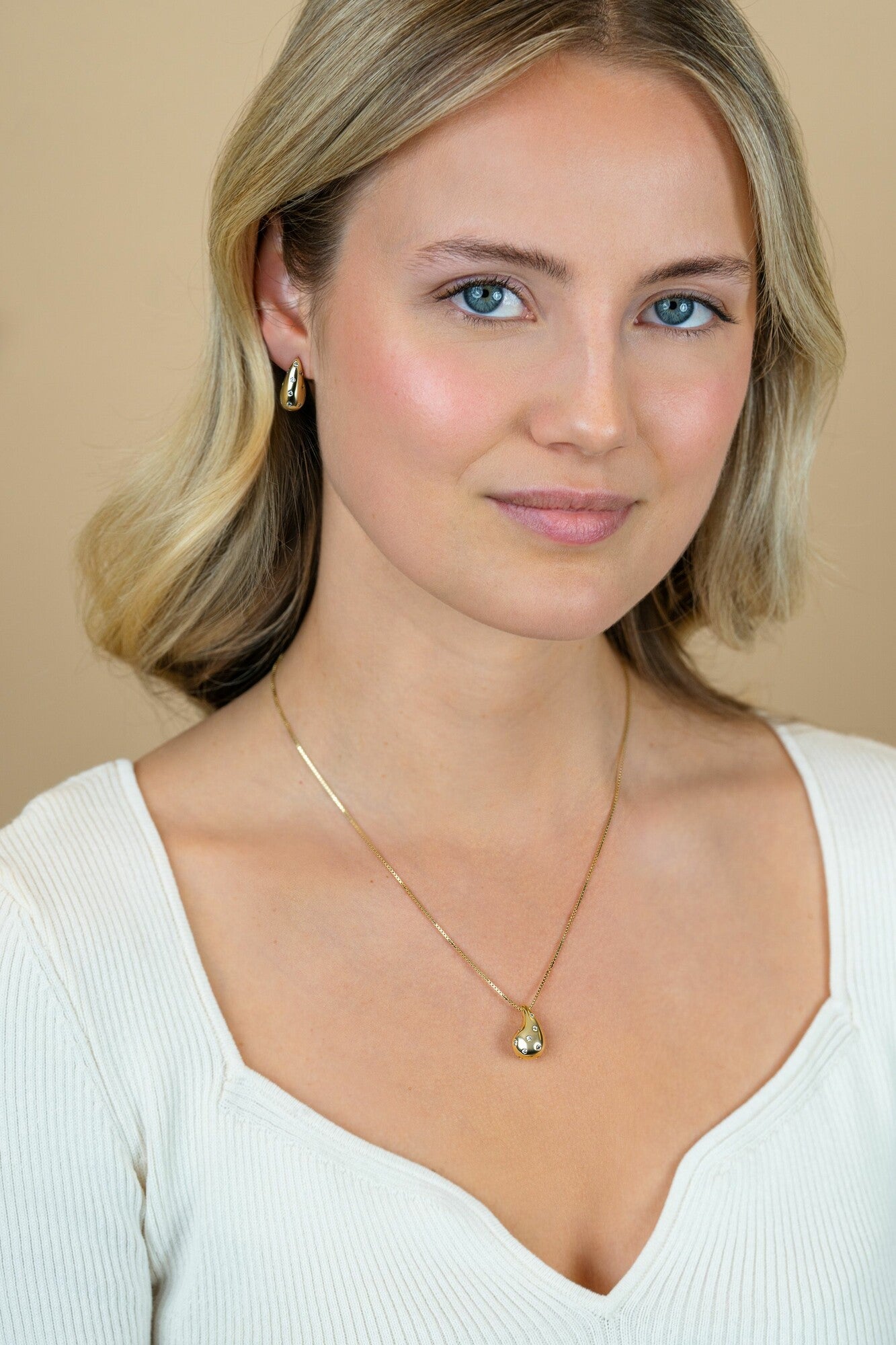 ZINZI gold plated zilveren oorstekers in druppelvorm met witte zirkonia's 17mm ZIO2708Y - PansiteNederland.nl