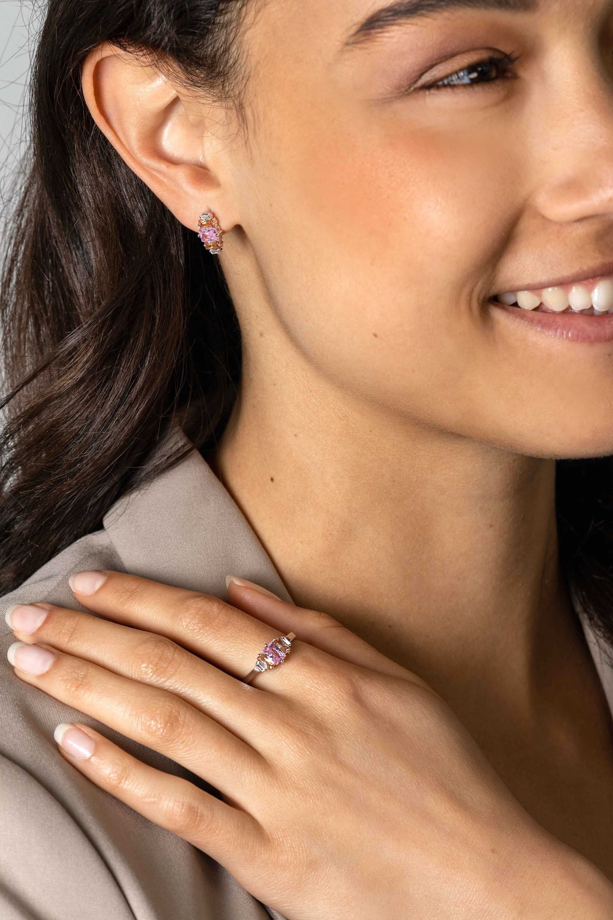 ZINZI zilveren ring, bezet met baguette geslepen zirkonia's in de kleuren wit, champagne en roze ZIR2490 - PansiteNederland.nl