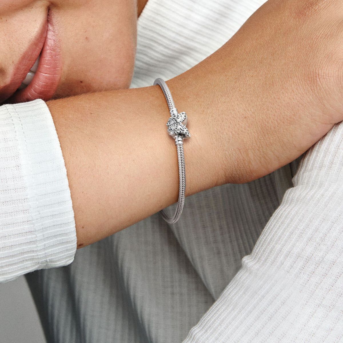 Pandora Moments Snake Chain Armband met Vlindersluiting zilver 590782C01